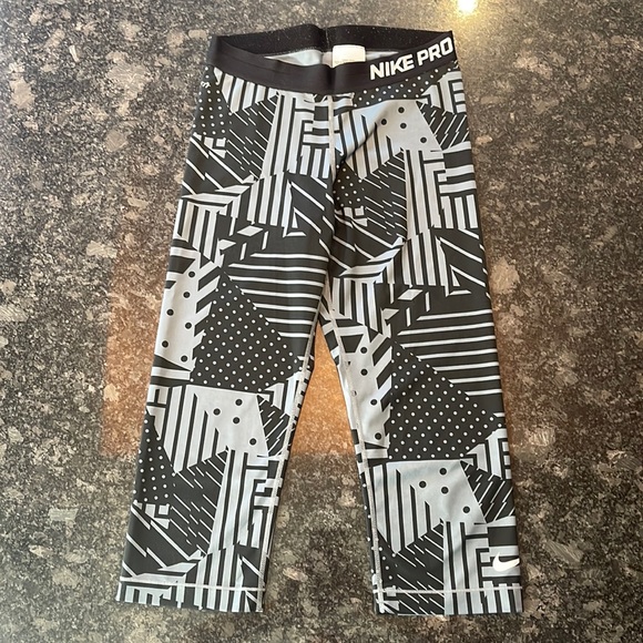 Nike Pro - DriFit Black/Grey Patterned Capri Legging - Picture 1 of 5